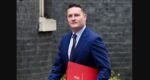 Wes Streeting quits cabinet and calls on Starmer to resign