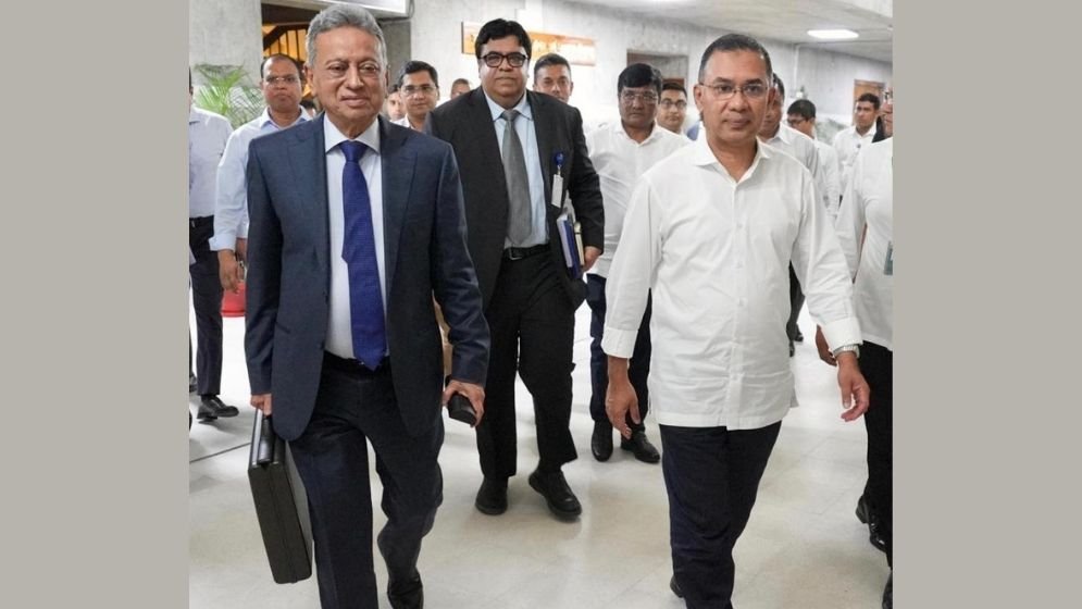 Finance Minister enters parliament with black briefcase