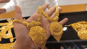 Gold prices fall further in domestic market