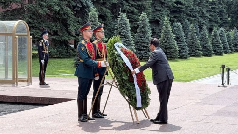 FM pays tribute to war heroes in Moscow