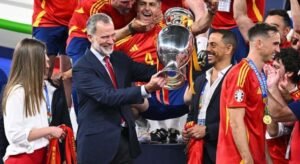 Spanish king hails World Cup heroes as celebration tour begins