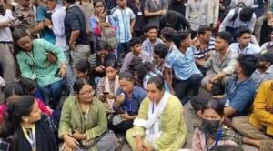 HSC candidates block Dhaka roads demanding education minister’s resignation