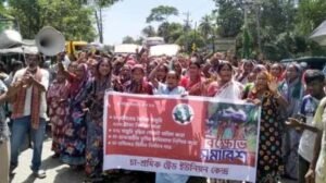 Tea workers block highway demanding Tk500 daily wage