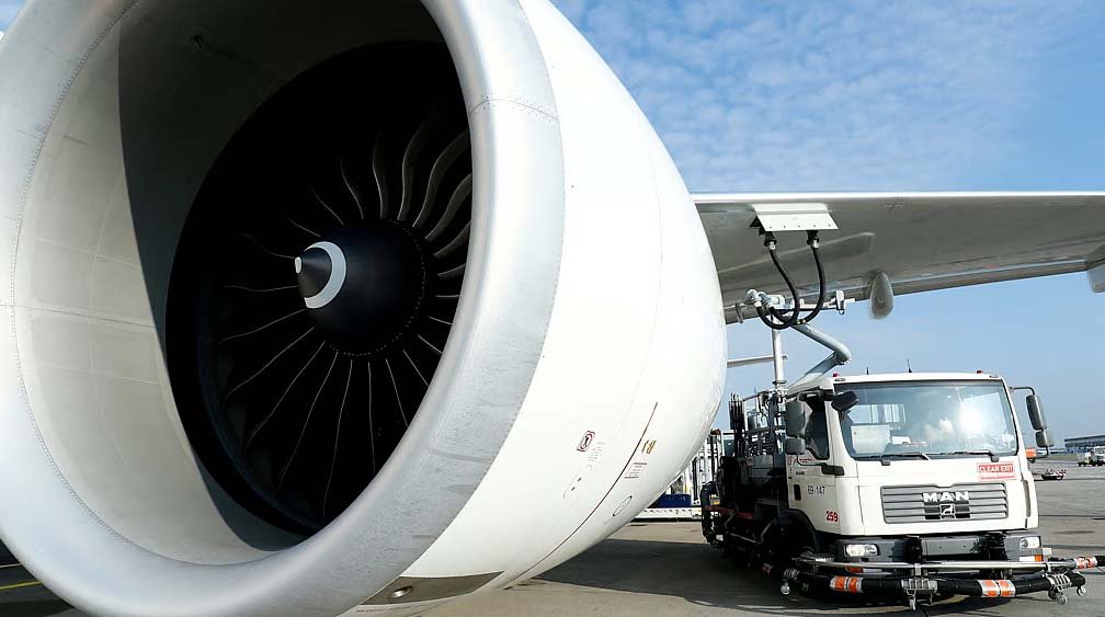 Bangladesh lowers jet fuel prices for fourth straight time as global costs ease