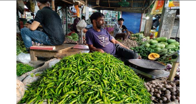 Green chilli prices drop to Tk 120 as Indian imports resume