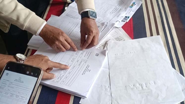 Sylhet college suspends teacher for examining HSC answer sheets at tea stall