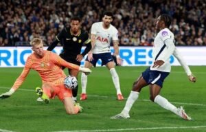 Ten-man Tottenham beat Chelsea 2-1 in Sydney
