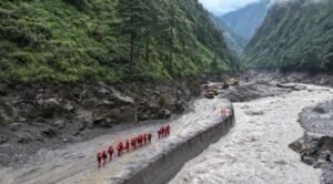 Nepal, China resume flood rescue after lake threat eases, death toll reaches 547