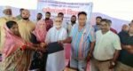 2,500 Kulaura tea workers get raincoats from MP