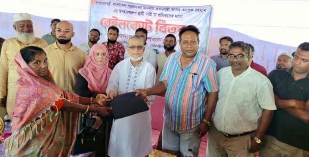 2,500 Kulaura tea workers get raincoats from MP