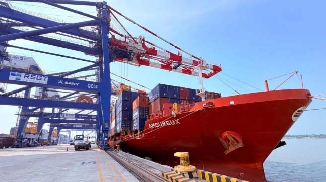 RSGT handles record 122 TEUs per hour