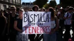 Why are French protesters chanting ‘Bismillah, c’est les ténèbres’?