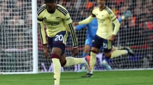 Arsenal snatch late win to keep pressure on Man City as Man Utd held