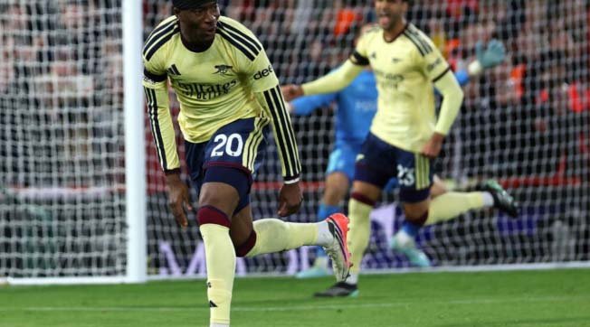 Arsenal snatch late win to keep pressure on Man City as Man Utd held