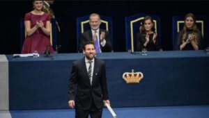 Messi receives top Spanish award from heir to throne